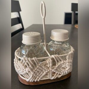 NWOT Mason Jar Salt & Pepper Shakers in Cream Beige Macrame Holder
